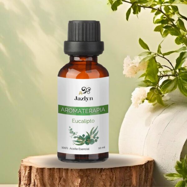 Mezcla de Aceite Esencial de Eucalipto Jazlyn Perfumería en frasco de 10 ml , sobre tronco con ramas y flores, fondo verde claro con sombras, ideal para humidificador y aromaterapia respiratoria