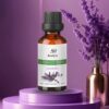 Mezcla de Aceite Esencial de Lavanda Jazlyn Perfumería en frasco de 10 ml , sobre pedestal con florero y planta de lavanda, fondo violeta suave, ideal para humidificador, relajación y sueño