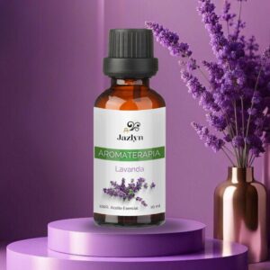 Mezcla de Aceite Esencial de Lavanda Jazlyn Perfumería en frasco de 10 ml , sobre pedestal con florero y planta de lavanda, fondo violeta suave, ideal para humidificador, relajación y sueño