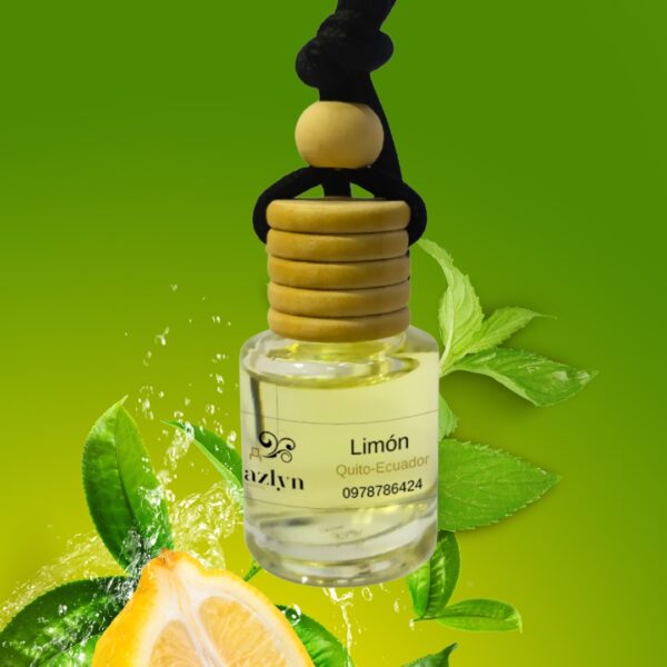 Difusor colgante para auto con aroma a Limón Jazlyn Perfumería , sobre fondo vibrante con limones frescos, ideal para una fragancia cítrica y energizante en el auto