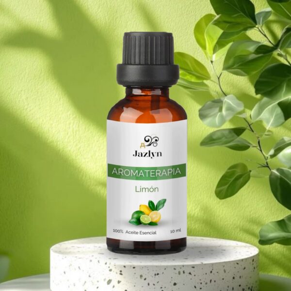 Mezcla de Aceite Esencial de Limón Jazlyn Perfumería en frasco de 10 ml,sobre pedestal de mármol,con planta verde y fondo verde sombreado,párrafo idealhumidificador y energia citrica.