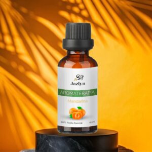 Mezcla de Aceite Esencial de Mandarina Jazlyn Perfumería en frasco de 10 ml , sobre pedestal de mármol negro, fondo naranja con sombras de palmeras, ideal para humidificador y aromaterapia energizante y alegre .