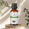 Mezcla de Aceite Esencial de Sándalo Jazlyn Perfumería en frasco de 10 ml , sobre pedestal de madera con tela blanca, fondo beige con planta y sombras, ideal para humidificador y aromaterapia relajante y conexión con la naturaleza