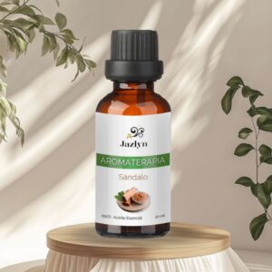 Mezcla de Aceite Esencial de Sándalo Jazlyn Perfumería en frasco de 10 ml , sobre pedestal de madera con tela blanca, fondo beige con planta y sombras, ideal para humidificador y aromaterapia relajante y conexión con la naturaleza