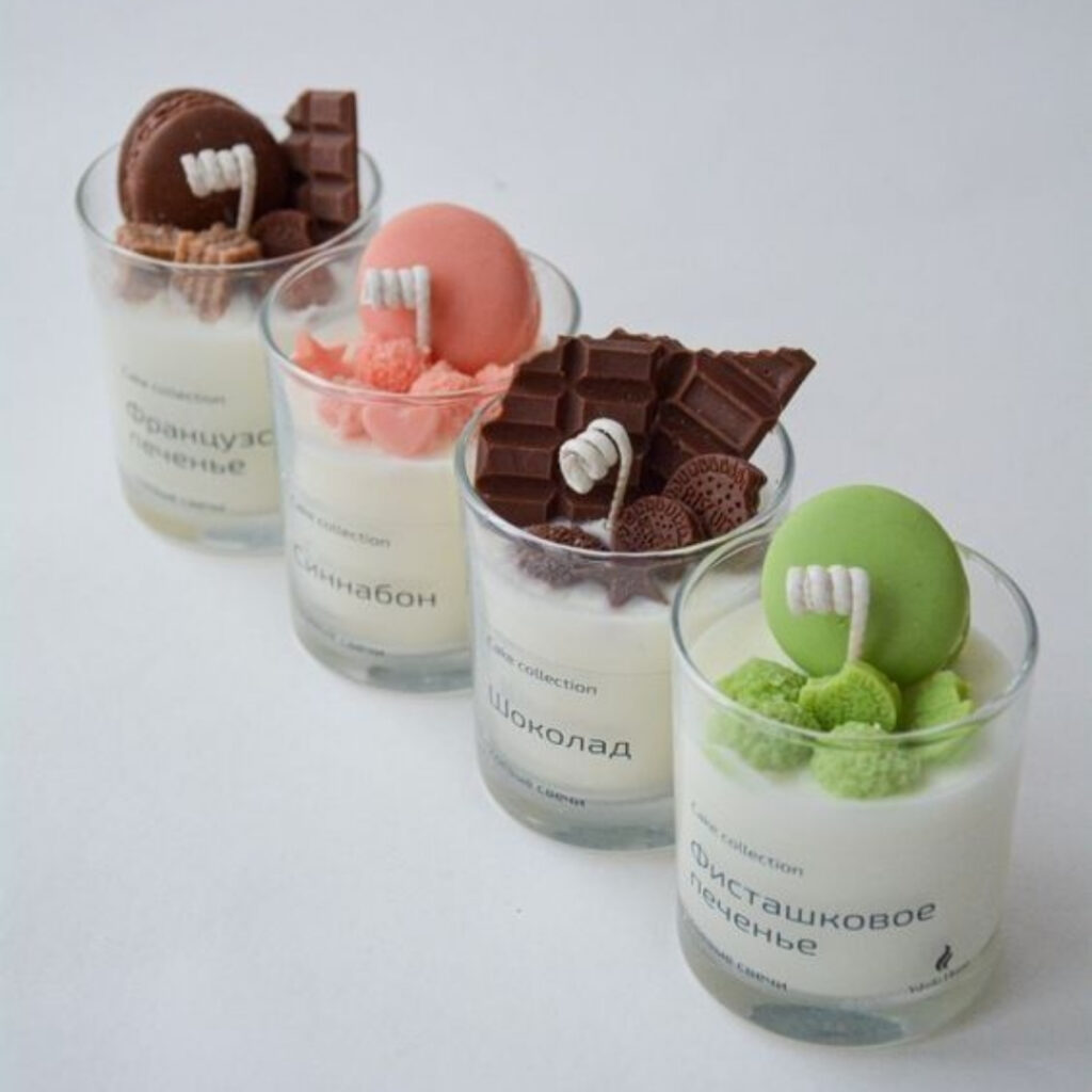 Velas tipo postre en vasos, perfectas para el Día de la Madre. Aprende a crear velas decorativas en nuestro curso PDF.