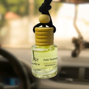 Difusor colgante para auto con Aroma a Auto Nuevo Jazlyn Perfumería , en interior de coche limpio con fondo luminoso, ideal para una fragancia fresca, suave y dulce en el vehículo