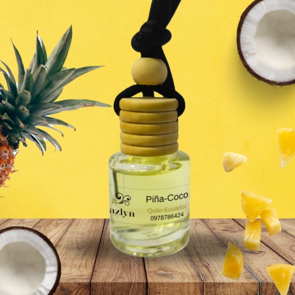 Difusor colgante para auto con aroma a Piña Coco de Jazlyn Perfumería,sobre fondo amarillo brillante con piña y medio coco,ideal para unafragancia tropical y duradera en el auto.