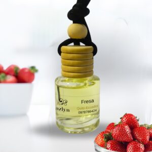Difusor colgante para auto con aroma a Fresa Jazlyn Perfumería , sobre fondo vibrante con fresas frescas, ideal para una fragancia frutal, dulce y alegre en el auto