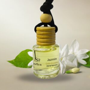 Difusor colgante para auto con aroma a Jazmín Jazlyn Perfumería,sobre fondo con delicadas flores de jazmín y tonos suaves,ideal para unafragancia floral y relajante en el auto.