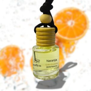 Difusor colgante para auto con aroma a Naranja Jazlyn Perfumería,sobre pedestal naranja con esferas cítricas y fondo vibrante,ideal para unafragancia cítrica, frutal y alegre en el auto.