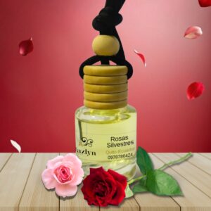 Difusor Colgante Rosas Silvestres para Auto Jazlyn Perfumería , sobre fondo con delicadas flores de rosas silvestres, ideal para una fragancia floral y relajante en el auto