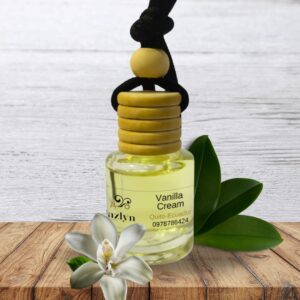 Difusor Colgante Vanilla Cream para Auto Jazlyn Perfumería , sobre fondo suave con elementos que evocan cremosidad y dulzura, ideal para una fragancia acogedora y duradera en el auto